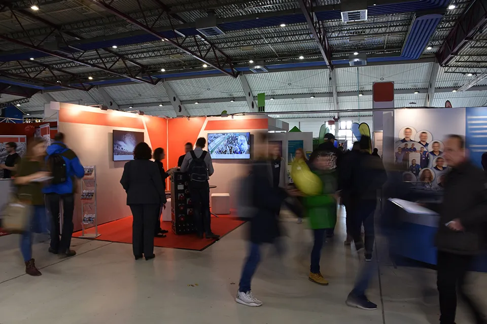 Fachmesse mit verschiedenen Ständen