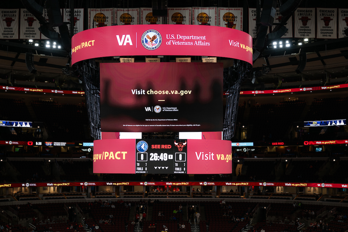 2024 11 07 NBA MIN CHI DOVA VideoboardLEDRibbon 1